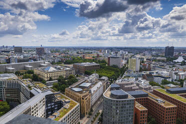 Deutschland, Berlin, Wolken über der Stadt im Stadtzentrum - ABOF00739