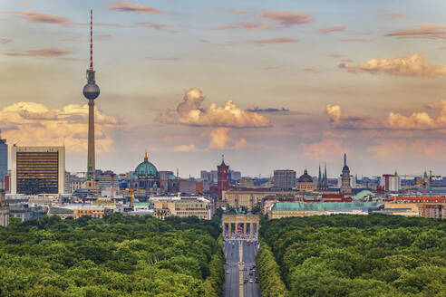 Deutschland, Berlin, Luftaufnahme des Tiergartens mit der Skyline der Stadt im Hintergrund - ABOF00741