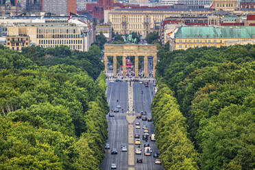 Deutschland, Berlin, Verkehr auf der Autobahn, die durch den Tiergarten führt, mit dem Brandenburger Tor im Hintergrund - ABOF00742