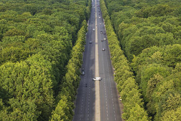 Deutschland, Berlin, Luftaufnahme des Verkehrs auf der Autobahn, die durch den Tiergarten führt - ABOF00743