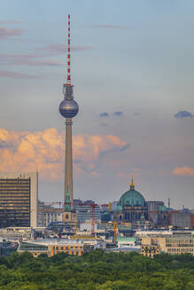 Deutschland, Berlin, Stadtsilhouette in der Abenddämmerung mit Berliner Fernsehturm in der Mitte - ABOF00744