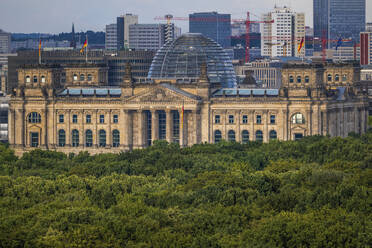 Deutschland, Berlin, Rand des Tiergartens mit Reichstagsgebäude im Hintergrund - ABOF00745