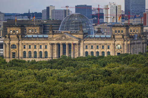 Deutschland, Berlin, Rand des Tiergartens mit Reichstagsgebäude im Hintergrund - ABOF00745