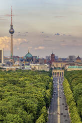 Deutschland, Berlin, Luftaufnahme des Tiergartens mit der Skyline der Stadt im Hintergrund - ABOF00746