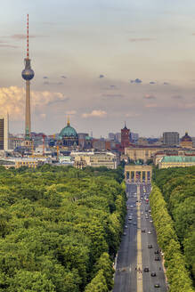 Deutschland, Berlin, Luftaufnahme des Tiergartens mit der Skyline der Stadt im Hintergrund - ABOF00746