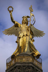 Germany, Berlin, Gold colored statue of goddess Victoria standing on top of Victory Column - ABOF00747