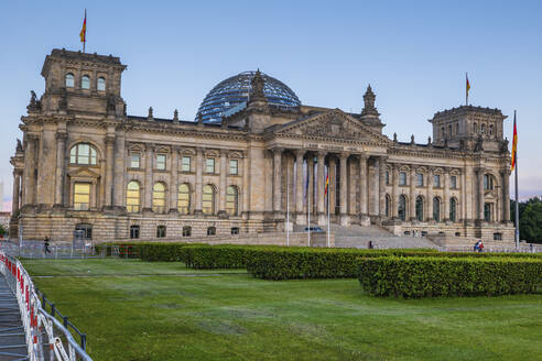 Deutschland, Berlin, Fassade des Reichstagsgebäudes - ABOF00751