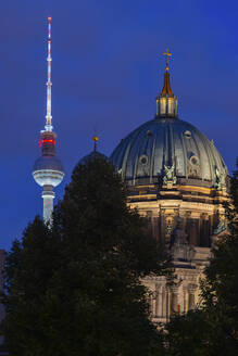Deutschland, Berlin, Kuppel des Berliner Doms bei Nacht mit Berliner Fernsehturm im Hintergrund - ABOF00757