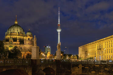 Deutschland, Berlin, Berliner Schloss, Berliner Dom und Berliner Fernsehturm bei Nacht - ABOF00758