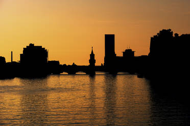 Deutschland, Berlin, Spreekanal und Silhouette der Oberbaumbrücke bei stimmungsvoller Abenddämmerung - ABOF00759