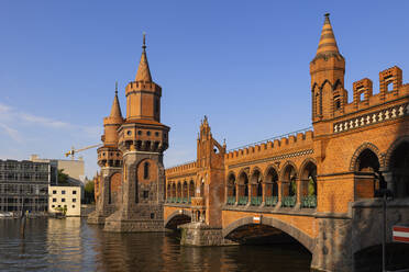Deutschland, Berlin, Historische Oberbaumbrücke - ABOF00760