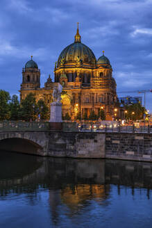 Deutschland, Berlin, Spreekanal und Berliner Dom bei Nacht - ABOF00764