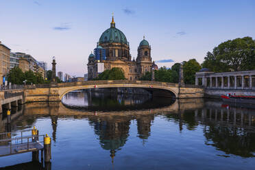 Deutschland, Berlin, Friedrichsbrücke in der Abenddämmerung mit Berliner Dom im Hintergrund - ABOF00771