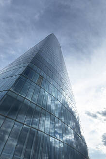 Spanien, Biskaya, Bilbao, Niedriger Blickwinkel auf den Iberdrola-Turm - FCF01990