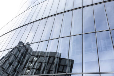 Spanien, Biskaya, Bilbao, Glasfassade des Iberdrola-Turms - FCF01992