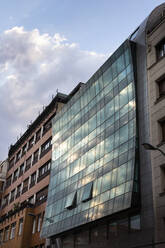 Spanien, Biskaya, Bilbao, Wolken spiegeln sich in Glasfassade - FCF01993