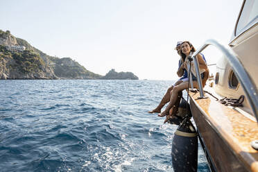 Glückliches Paar am Rande eines Motorboots an der Amalfiküste, Italien - EIF02106