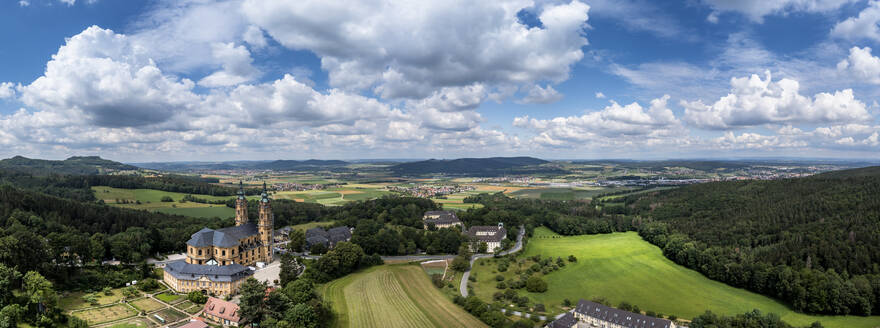 Deutschland, Bayern, Bad Staffelstein, Hubschrauber-Panorama der Stadt auf dem Land im Sommer - AMF09269