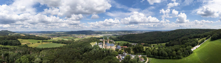 Deutschland, Bayern, Bad Staffelstein, Hubschrauber-Panorama der Stadt auf dem Land im Sommer - AMF09270