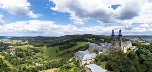 Deutschland, Bayern, Bad Staffelstein, Luftbild des Klosters Banz und der umliegenden Landschaft im Sommer - AMF09274