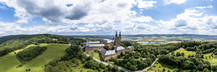 Deutschland, Bayern, Bad Staffelstein, Luftbild des Klosters Banz und der umliegenden Landschaft im Sommer - AMF09276