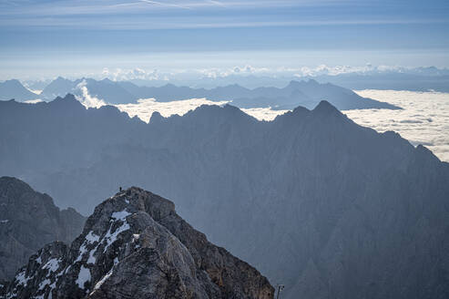 Blick von der Zugspitze im Wettersteingebirge - RJF00897