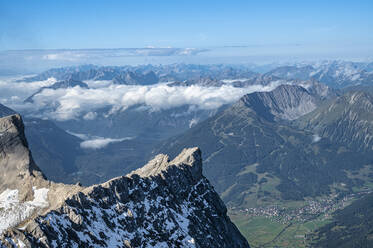 Blick von der Zugspitze im Wettersteingebirge - RJF00898