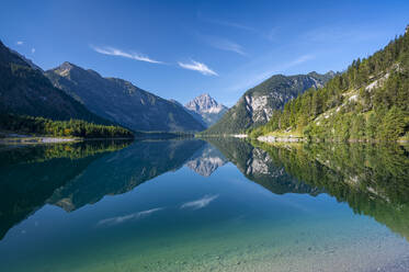 Blick auf die sich im Plansee spiegelnden Berge - RJF00899