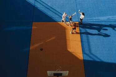 Direkt über der Aufnahme von vorpubertären Mädchen, die sich beim Spielen auf dem Basketballplatz vergnügen - MASF26055