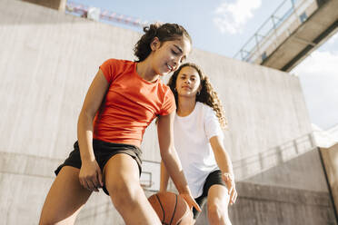 Basketballspielerinnen spielen auf einem Sportplatz - MASF26058