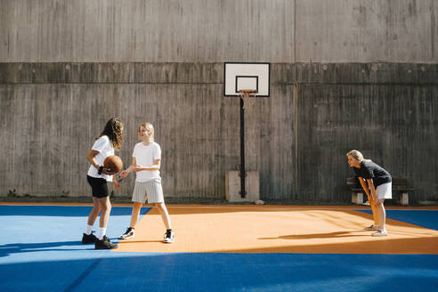 Vorpubertäre Basketballspielerinnen auf dem Sportplatz - MASF26113