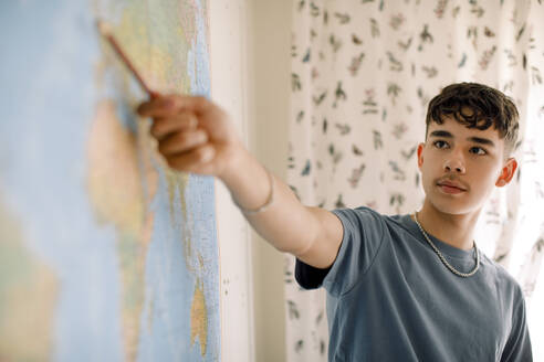 Jugendlicher erklärt die Weltkarte im Klassenzimmer - MASF26295