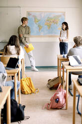 Männliche und weibliche Schüler halten eine Präsentation im Klassenzimmer - MASF26296