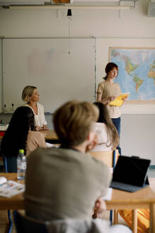 Jugendliches Mädchen liest vor dem Klassenzimmer - MASF26298