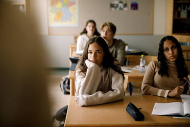 Jugendliche, die sich im Klassenzimmer konzentrieren - MASF26299