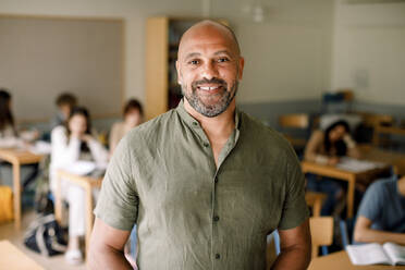 Porträt eines lächelnden männlichen Professors im Klassenzimmer - MASF26306