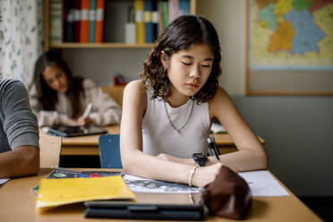 Teenager-Mädchen beim Lernen im Klassenzimmer der Junior High - MASF26319