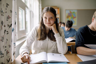Porträt einer Teenagerin im Klassenzimmer einer High School - MASF26324