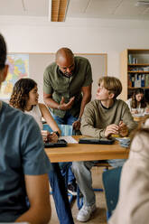 Männlicher Professor unterrichtet ein Mädchen und einen Jungen im Klassenzimmer - MASF26332