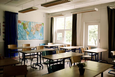Tische und Stühle in einem Klassenzimmer einer High School - MASF26350