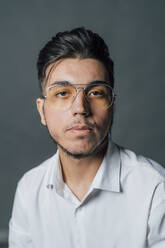 Selbstbewusster junger Mann mit Brille - MEUF04388