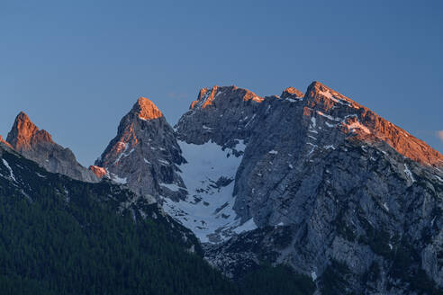 Chiemgauer Alpen gegen klaren Himmel bei Sonnenuntergang - ANSF00025