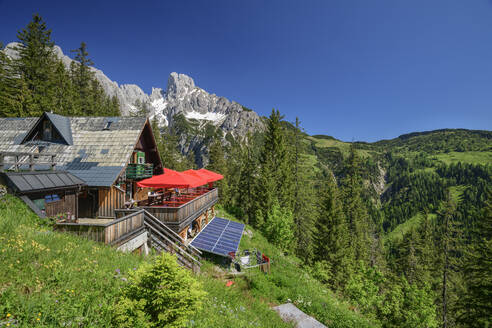 Landschaftsaufnahme der Theodor-Körner-Hütte an der Bischofsmütze bei klarem Himmel - ANSF00035