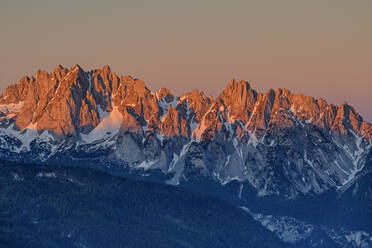 Landschaftlicher Blick auf einen Berg bei klarem Himmel im Winter - ANSF00037