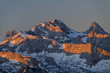 Landschaftlicher Blick auf die Chiemgauer Alpen im Winter - ANSF00039