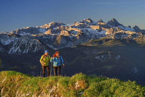 Männlicher und weiblicher Freund beim Wandern in den Chiemgauer Alpen im Urlaub - ANSF00040