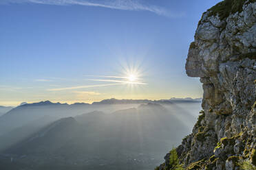 Drohnenansicht des Chiemgauer Alpengebirges gegen den Himmel - ANSF00041