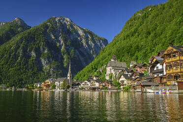 Blick auf den See bei Hallstatt gegen den klaren Himmel - ANSF00043