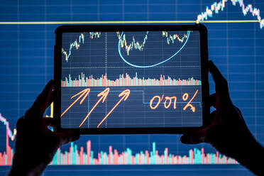 Geschäftsfrau prüft Investitionen über ein digitales Tablet im Büro - DLTSF02231