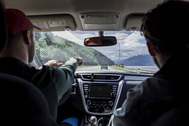 USA, Alaska, Rückansicht von zwei Männern im Auto im Kenai Fjords National Park - ISF25241